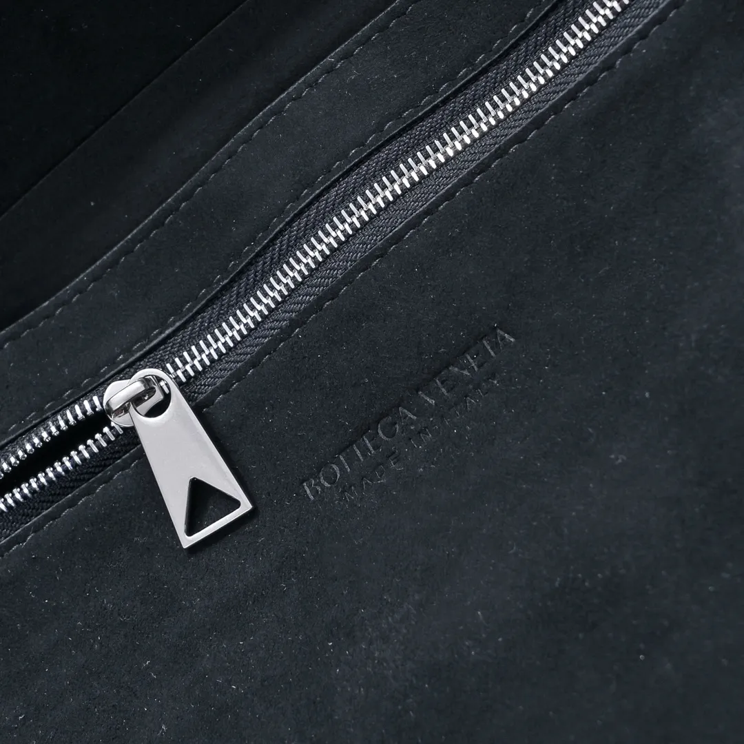 Batch 1880 Bottega Veneta large-lattice men's briefcase. The briefcase is a "value-for-money equipment" that all boys must have as soon as they step out of school. Whether you need to go to the office or go out to discuss business, nothing can better reflect your good taste and financial strength than a simple and elegant briefcase. It can be carried on one shoulder or cross-body to meet your different needs. The capacity is also super 🉑️ Style number: 6801 Size: 36*24*7.5cm